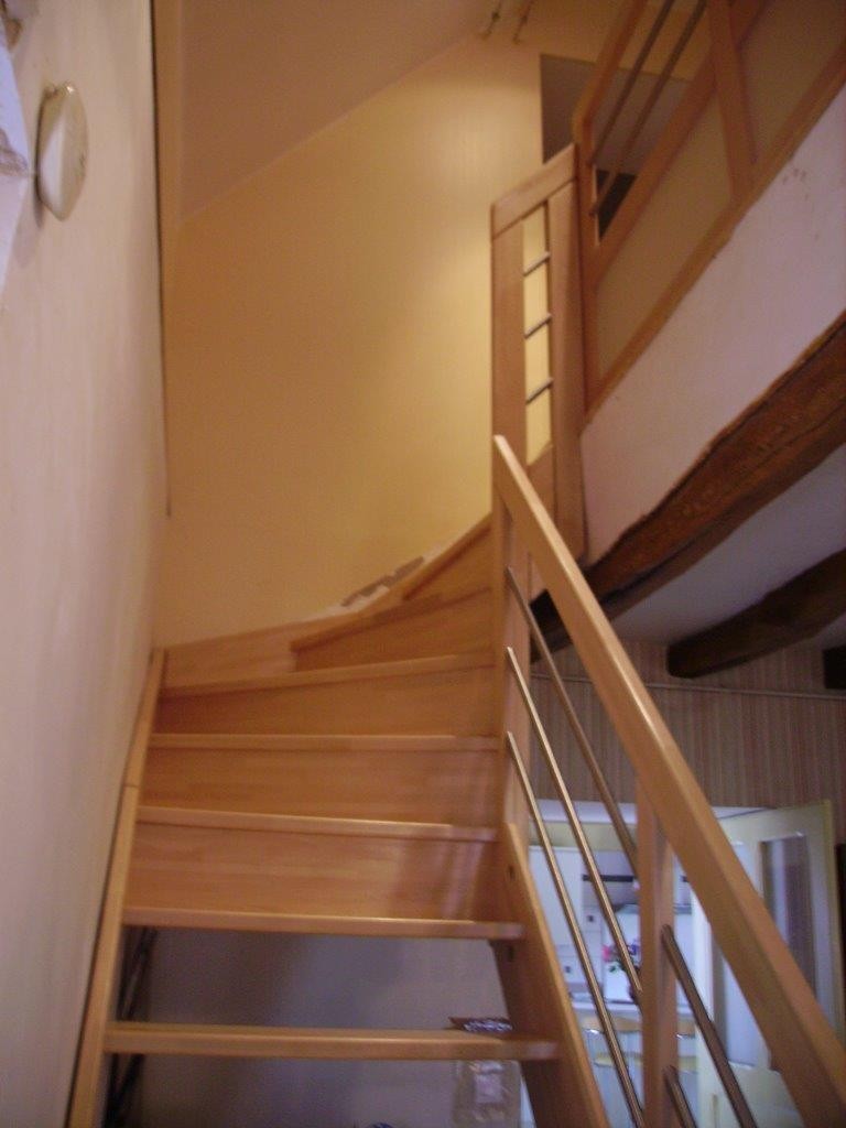 Escalier, lignes épurées bois et aluminium